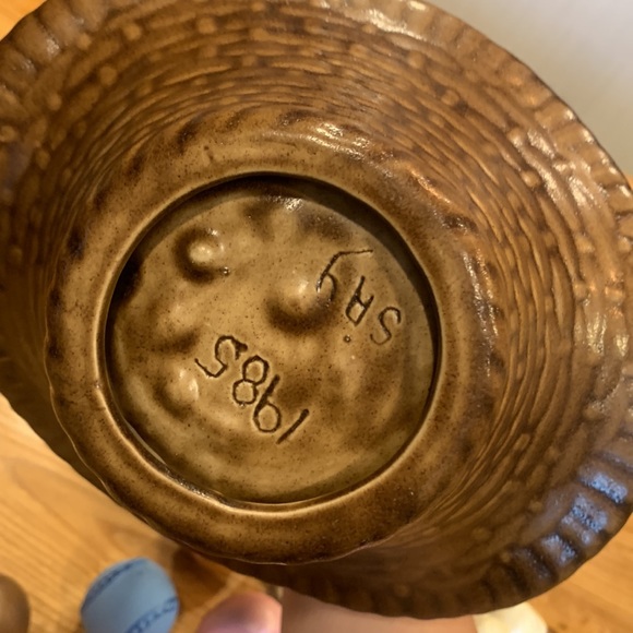 Kitsch vintage hand, painted ceramic Easter basket - Picture 8 of 8